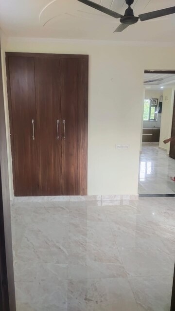 Room in 2.5 BHK Builder Floor at Sector 23 – for Rent