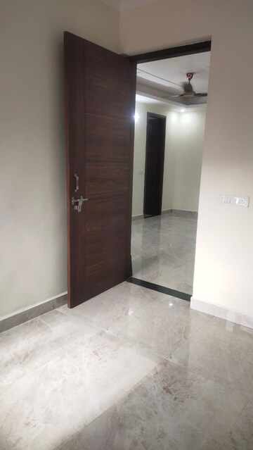 Room in 2.5 BHK Builder Floor at Sector 23 – for Rent