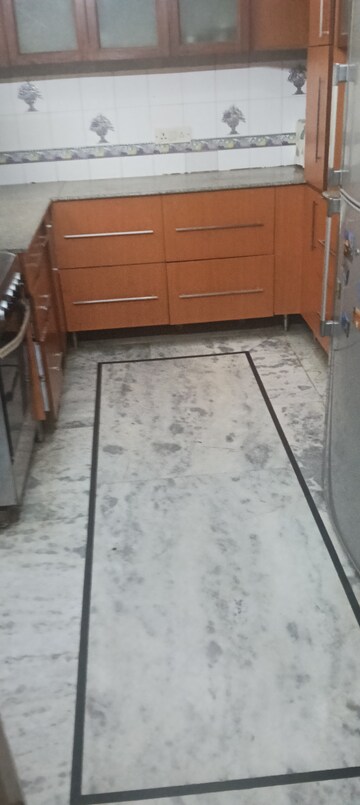 Room in 3 BHK Builder Floor at Lajpat Nagar – for Rent