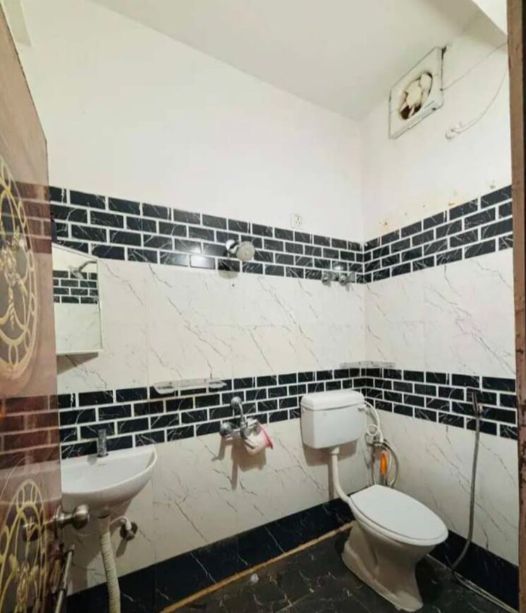 Washroom, bagmugaliya Commercial Shop 1000 Sq.Ft. In Bagmugaliya Bhopal 8851034