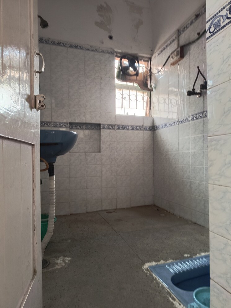 Bathroom, sarita vihar 2 Bedroom 1200 Sq.Ft. Apartment In Sarita Vihar Delhi 8851075