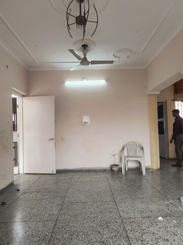 Room in 2 BHK Apartment at Sarita Vihar – for Rent