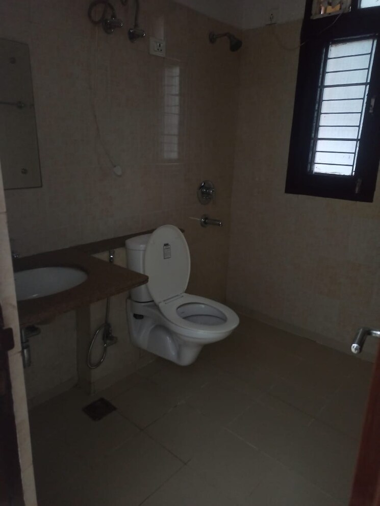 Bathroom, auram-floor 3 Bedroom 1865 Sq.Ft. Builder Floor In South City 2 Gurgaon 8851120