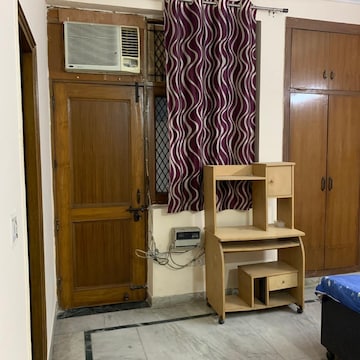Room in 3 BHK Independent House at RWA Apartments Sector 52, Arun Vihar – for Rent