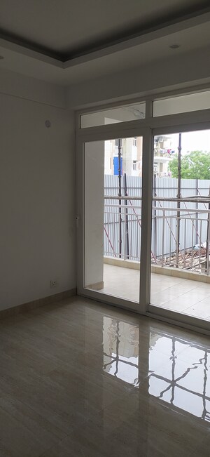 Room in 3 BHK Apartment at Sector 77 – for Sale