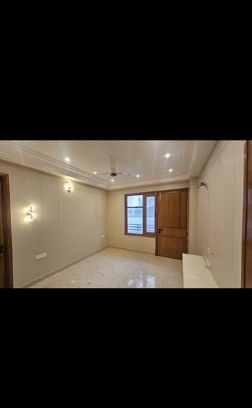 Room in 3 BHK Builder Floor at Apna Enclave, Sector 4 – for Rent