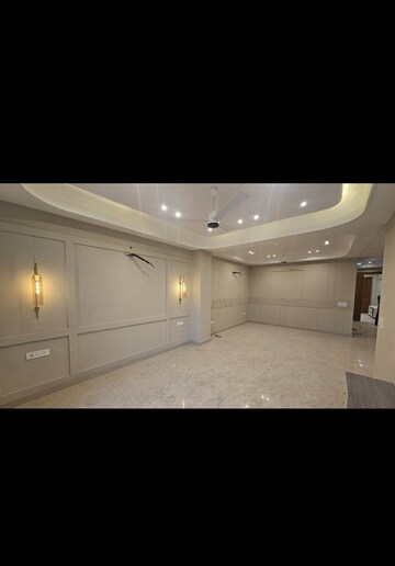 Building Lobby in 3 BHK Builder Floor at Apna Enclave, Sector 4 – for Rent