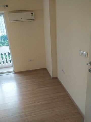 Room in 3 BHK Apartment at DLF Regal Gardens, Sector 90 – for Rent