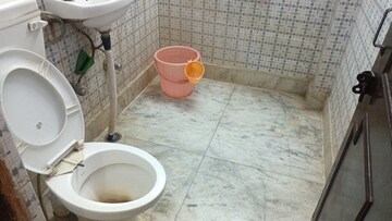 Bathroom in 1 BHK Builder Floor at Vaishali Sector 5 – for Rent