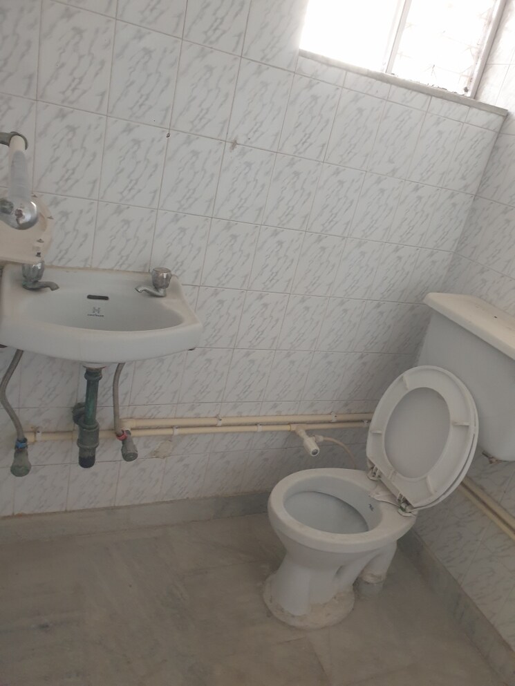 Bathroom, sector 19 3 Bedroom 1850 Sq.Ft. Independent House In Sector 19 Faridabad 8851334