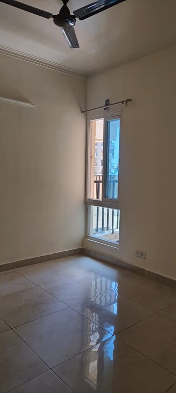 Room in 3 BHK Apartment at Gaur City 2 - 14th Avenue, Sector 16c Greater Noida – for Rent