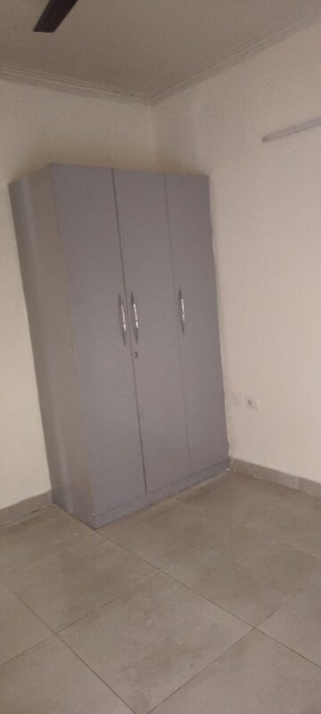 Room in 3 BHK Apartment at Gaur City 2 - 14th Avenue, Sector 16c Greater Noida – for Rent