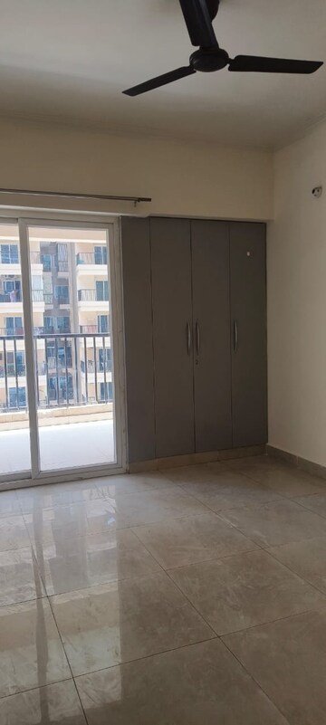 Room in 3 BHK Apartment at Gaur City 2 - 14th Avenue, Sector 16c Greater Noida – for Rent