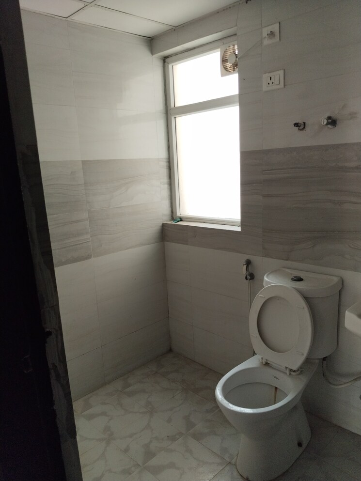 Bathroom, amrapali-leisure-park 2 Bedroom 955 Sq.Ft. Apartment In Amrapali Leisure Valley Greater Noida 8851465