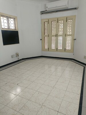 Room in 3 BHK Builder Floor at Sector 52 – for Sale