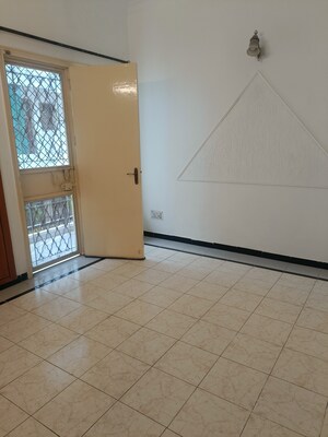 Room in 3 BHK Builder Floor at Sector 52 – for Sale