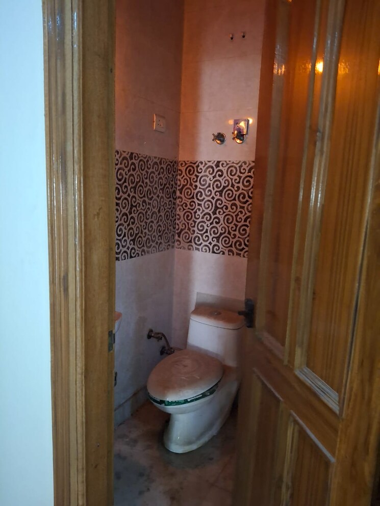 Bathroom, vaishali sector 4 3 Bedroom 1490 Sq.Ft. Builder Floor In Vaishali Sector 4 Ghaziabad 8851816