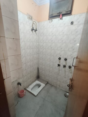 Bathroom in 1 BHK Builder Floor at Vaishali Sector 3 – for Rent