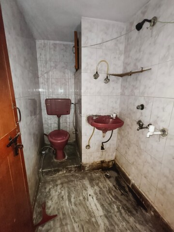 Bathroom in 1 BHK Builder Floor at Vaishali Sector 3 – for Rent