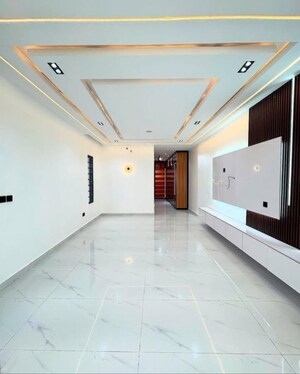 Building Lobby in 3.5 BHK Builder Floor at Sector 29 – for Sale