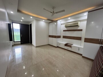Room in 3 BHK Builder Floor at DLF Oakwood Estate, Dlf Phase ii – for Rent