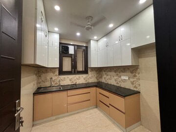 Kitchen in 3 BHK Builder Floor at DLF Oakwood Estate, Dlf Phase ii – for Rent