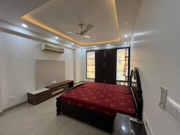 Bedroom in 3 BHK Builder Floor at DLF Oakwood Estate, Dlf Phase ii – for Rent