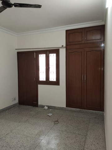 Room in 3 BHK Apartment at Sarita Vihar – for Rent
