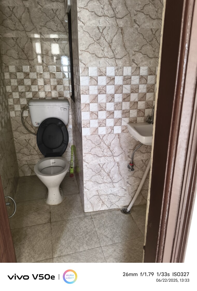 Bathroom, vishwakarma colony 3 Bedroom 100 Sq.Yd. Apartment In Vishwakarma Colony Delhi 8851992