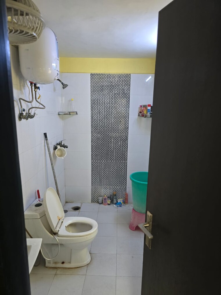 Bathroom, gulshan-vivante 2.5 Bedroom 1202 Sq.Ft. Apartment In Sector 137 Noida 8851991