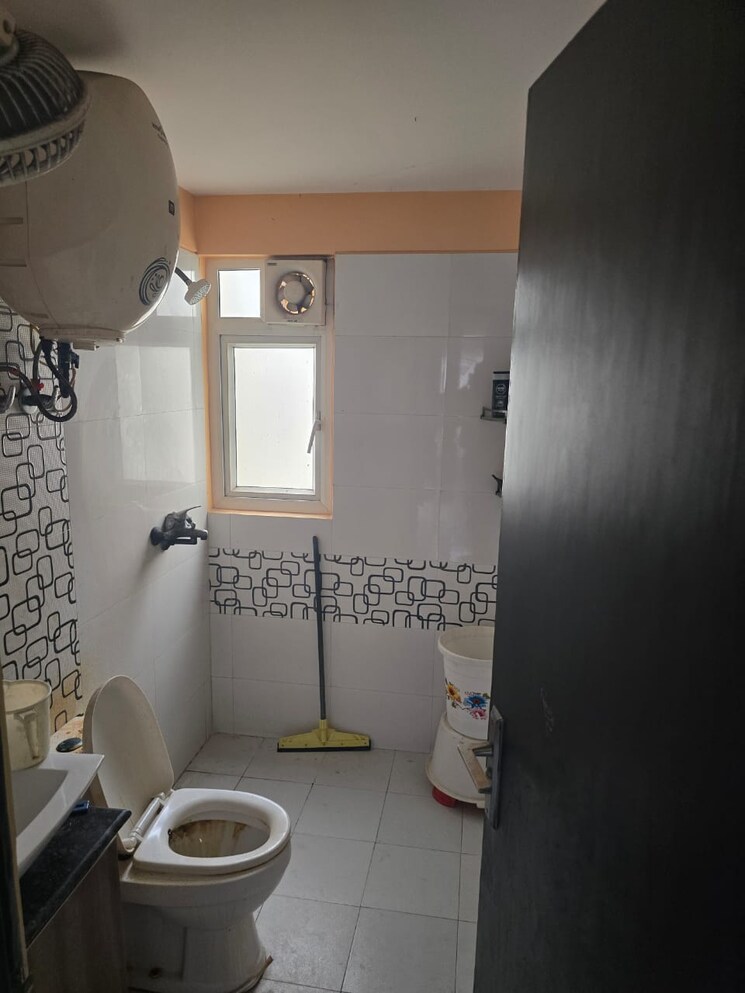 Bathroom, gulshan-vivante 2.5 Bedroom 1202 Sq.Ft. Apartment In Sector 137 Noida 8851991