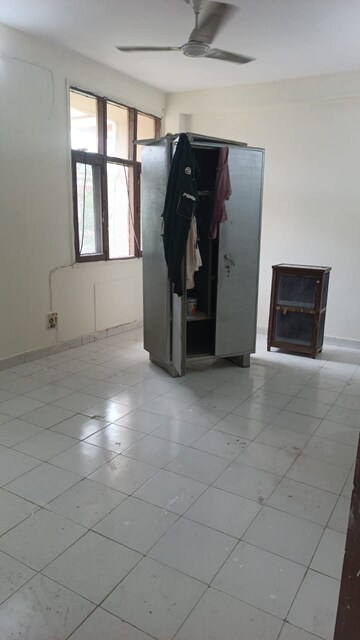 Room in 3 BHK Builder Floor at Sector 49 – for Rent