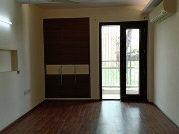Room in 3 BHK Apartment at Navjeevan Vihar – for Rent