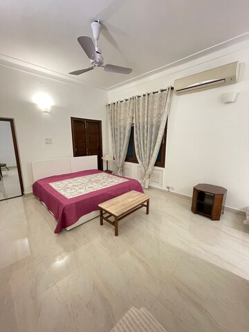 Master Bedroom in 2.5 BHK Apartment at Golf Links – for Rent