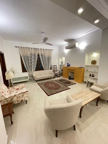 Living Room in 2.5 BHK Apartment at Golf Links – for Rent