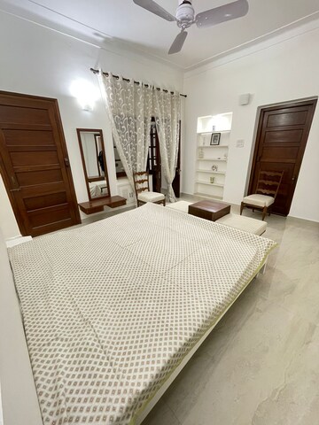 Bedroom in 2.5 BHK Apartment at Golf Links – for Rent