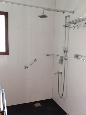 Bathroom in 2 BHK Apartment at Golf Apartments, Khan Market – for Rent