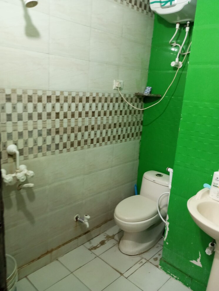 Bathroom, sector 91 3 Bedroom 180 Sq.Yd. Builder Floor In Sector 91 Faridabad 8850347