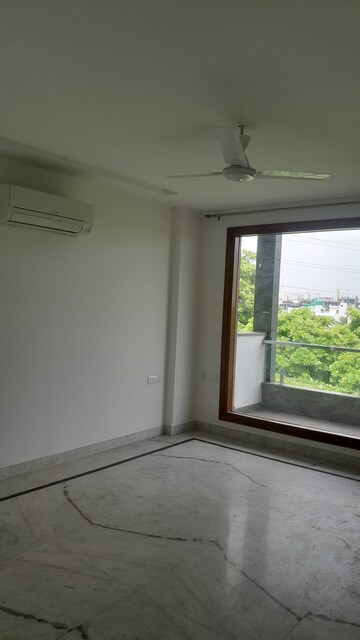 Balcony in 3 BHK Builder Floor at SS Mayfield Gardens, Sector 51 – for Rent