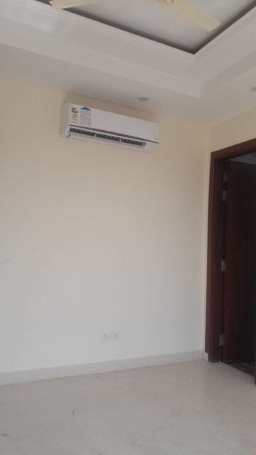 Furnished Amenities in 3 BHK Builder Floor at Unitech South City II, Sector 50 – for Rent