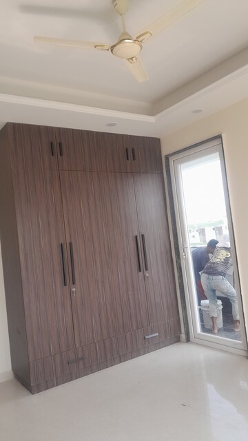 Room in 3 BHK Builder Floor at Unitech South City II, Sector 50 – for Rent
