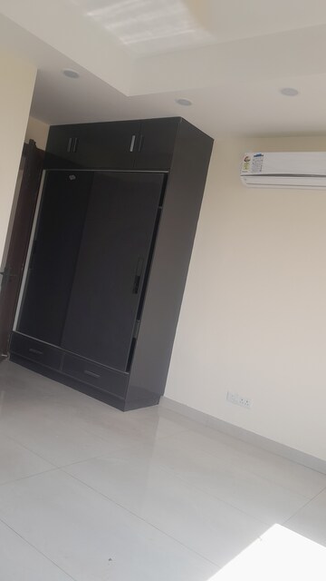 Furnished Amenities in 3 BHK Builder Floor at Unitech South City II, Sector 50 – for Rent