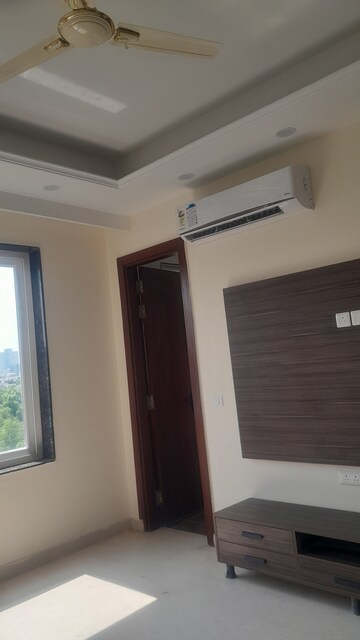 Furnished Amenities in 3 BHK Builder Floor at Unitech South City II, Sector 50 – for Rent