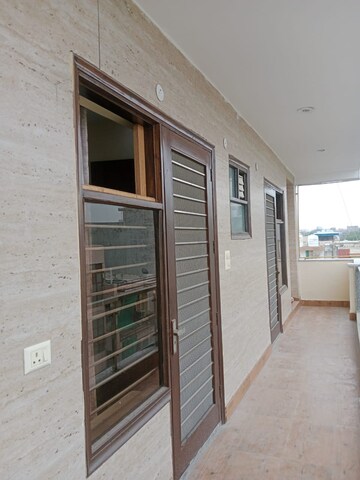 Building Lobby in 3 BHK Builder Floor at Sector 37 – for Rent