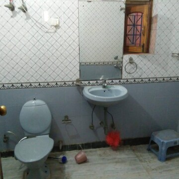 Bathroom in 3 BHK Builder Floor at Ansal Plaza Sector-23, Carterpuri Village – for Rent