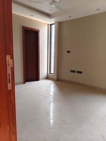 Room in 3 BHK Builder Floor at Sector 15 ii – for Rent