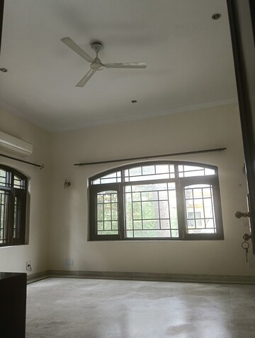 Room in 3 BHK Builder Floor at Iffco Colony – for Rent