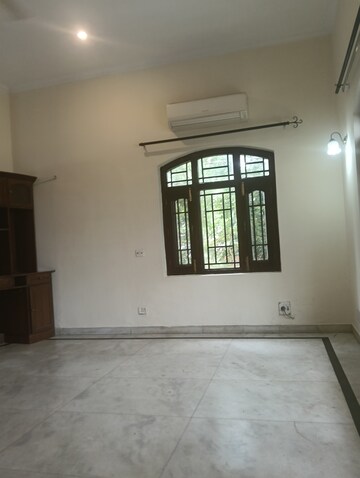 Room in 3 BHK Builder Floor at Iffco Colony – for Rent