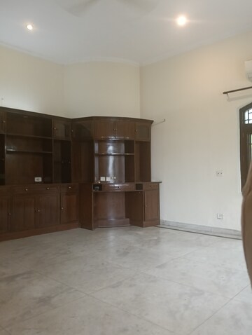 Room in 3 BHK Builder Floor at Iffco Colony – for Rent