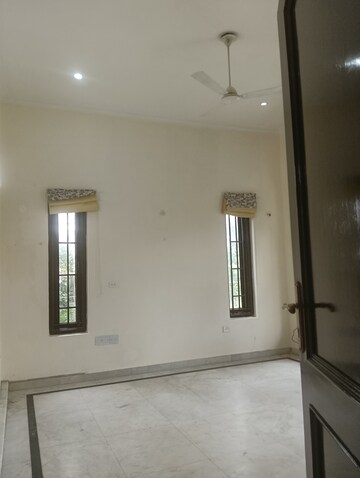 Room in 3 BHK Builder Floor at Iffco Colony – for Rent